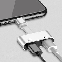 Charger l&#39;image dans la galerie, 2-in-1 Charging audio adapter for iphone